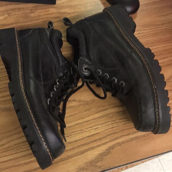 Bass size 10 black leather lace up boots great condition main image 3